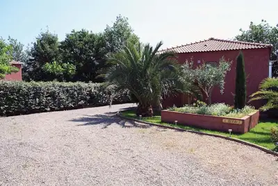 Image de Villa dans résidence privée en bord de mer dans parc ombragée.