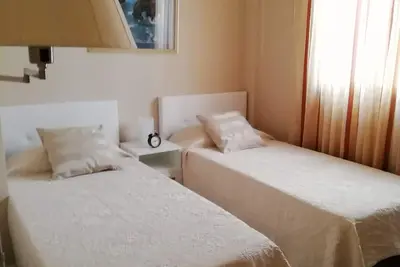 Image de Belle chambre double moderne avec salle de bain privée.