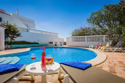 Image de Maison de ville idéale avec 5 chambres et piscine privée chauffable - pas besoin de voiture de location