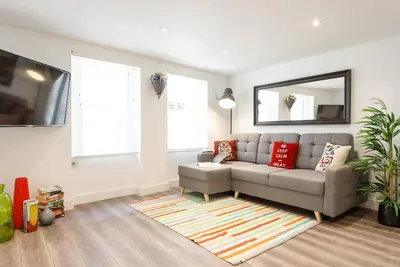 Image de 🌹 M02a - Modern 2Bed patio apartment in Hyde Park