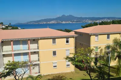 Image de T3 à proximité de la plage, vue sur la baie de Fort de France