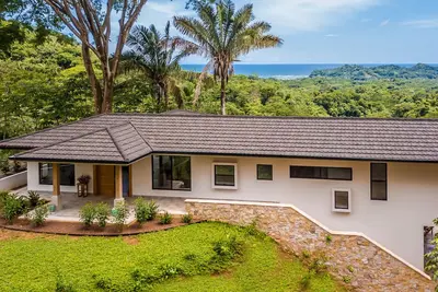 Image de Superbe maison - votre oasis Ă Samara, Ă 3 minutes de la plage