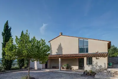 Image de Villa exclusive avec un intérieur fantastique et une piscine à débordement