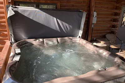 Image de Dans les bois à Macks Inn, Hot Tub, pour 15 personnes. Traîneau droit de la cabine