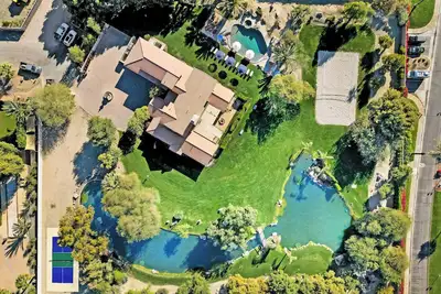 Image de Cette maison est un 10 chambre (s), 7 salles de bain, situé �� Indio, Californie.