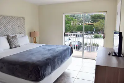 Image de Rare Trouver! Deux Appartements Confortables 2br \/ 2ba, Pas De La Plage, Piscine, Parking, Cuisine