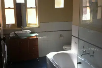 Image de Maison de 3 chambres avec piscine chauffée, à quelques mètres de Sovereign Hill