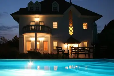 Image de Propre maison de 240 m² avec piscine privée, climatisation, en centre ville, à 300 m de la Plattense