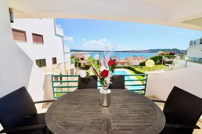 Image de Palm Tree - Appartement avec vue sur la mer et piscine, à 65 m. de la plage