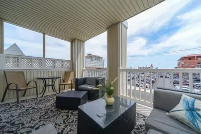 Image de Profitez de la brise marine depuis le balcon couvert; 1 bloc de la plage et de la promenade!