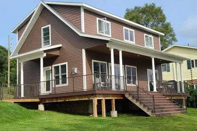 Image de Tout nouveau chalet / maison au bord du lac