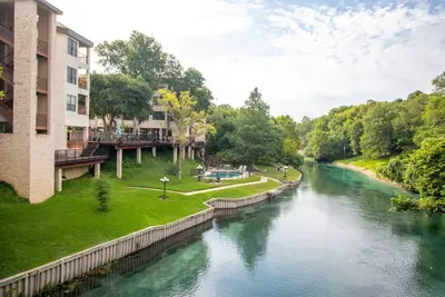 Image de Comal Riverfront Condo w / Pool, grande terrasse et en face de Schlitterbahn!