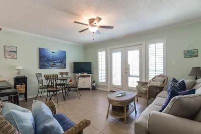 Image de Nous sommes un condo au 2ème étage en face de la plage!