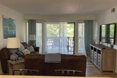 Image de * Tarifs SPÉCIAUX Pour Les Nouveaux PROPRIÉTAIRES * PROPRETÉ Lakeview, terrasse avec table et 6 chaises