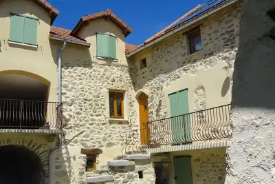 Image de Pelleautier Hautes Alpes quiet gîte near Tallard airfield and Ceüse cliff