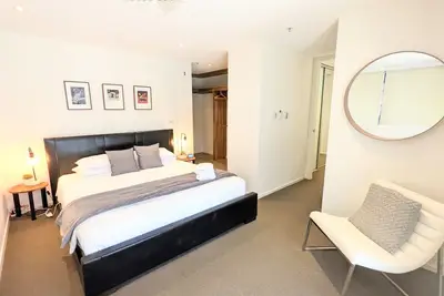 Image de Boutique appartement de 3 chambres Ă Canberra au coeur de la ville, parking gratuit, piscine, salle de gym