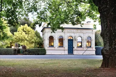Image de Belle ancienne banque historique située dans un magnifique jardin de campagne