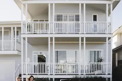 Image de Le Chalet, maison de plage design avec piscine dans la belle Catherine Hill Bay.