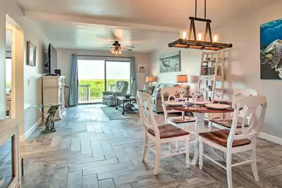 Image de Nouveau! Oceanfront Resort Condo w / plage + accès à la piscine!