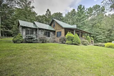 Image de Nouveau! Creekside Berkeley Springs Cabin sur 35 Acres!