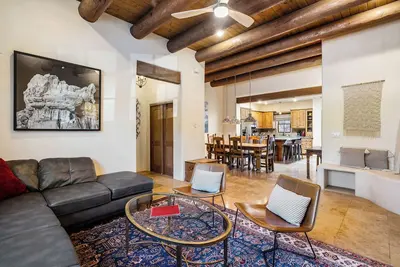 Image de Casa Nona dans le Railyard Distr, 15min à pied de la Plaza! Gril & foyer extérieur
