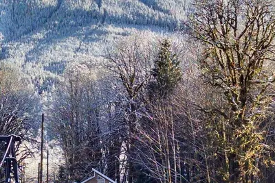Image de Chalet confortable sur la rivière près de Stevens Pass. Animaux acceptés avec beaucoup de commodités