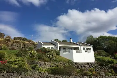 Image de Stoneacre: Cottage Connemara niché dans une colline surplombant le fjord Killary