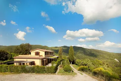 Image de ferme toscane entourée par la nature et près de la mer pour 25 personnes