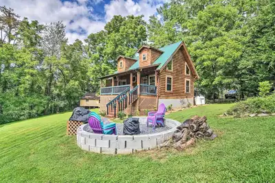 Image de Nouveau! Maggie Valley Cabin avec salle de jeux et foyer!