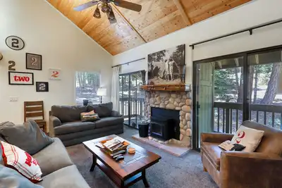 Image de Condo près des pentes avec une piscine partagée, bain à remous et sauna sur place!