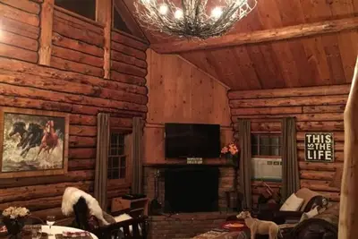 Image de Picture Perfect Vermont Log Cabin - Près de tout Manchester Offres