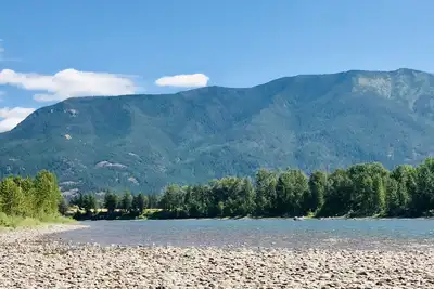 Image de Vacances sur la rivière Montana. <br><br>Près du centre-ville de Columbia Falls et à 20 minutes du Gnp.