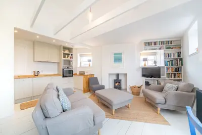 Image de Fig Cottage est un chalet traditionnel avec une touche moderne