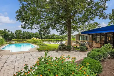 Image de Isolé, vue sur l'eau, piscine privée. 1 mile de la plage
