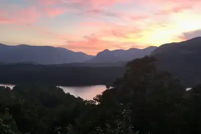 Image de Nouveau sur HomeAway / Vrbo - Un chalet spacieux avec une vue fantastique sur le mont Long Range et le lac - Le lac Lure