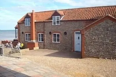 Image de Maison individuelle de 3 chambres convertie des écuries surplombant la plage de sable