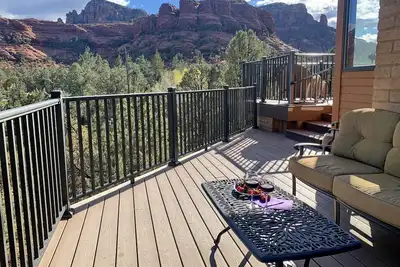 Image de Vues Red Rock expansives de l'intérieur et de l'ext��rieur de cette maison de retraite spacieuse.