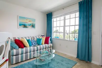 Image de Condo au bord de l'eau entièrement équipé avec 2 balcons, à 5 min seulement de la plage!