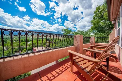 Image de Pike's Peak Home - 9 personnes / Cage d'escalier privée dans la vieille ville, shopping et restauration