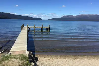 Image de Bord De Lac Absolu, Pelouse Plate & Jetty