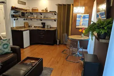 Image de Ce cadre paisible près de Sidney, en Colombie-Britannique avec un lit king-size, une kitchenette et salle de bains privative