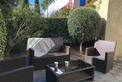Image de Maison avec piscine au pied des remparts \/House with swimming pool