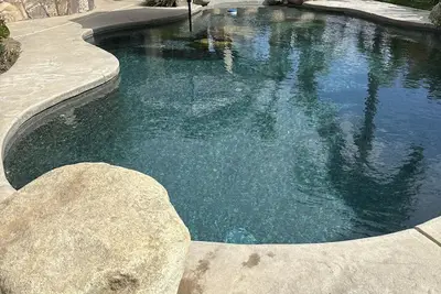 Image de Grande maison avec cour pittoresque et belle piscine