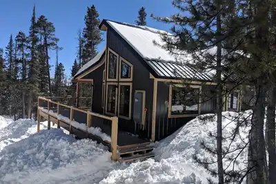 Image de Chalet moderne sur 41 acres de forêt d'épicéas et de pins