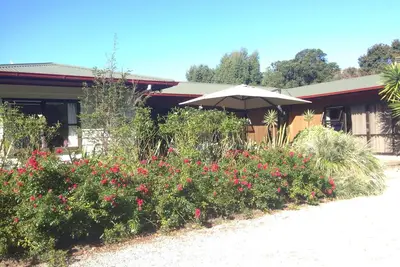 Image de Aile des invités dans un beau jardin couvert près de la plage