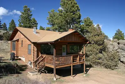 Image de Charmante cabane en pin noueux de deux chambres