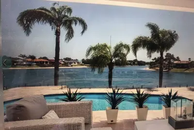 Image de Water Front Point Maison positionnée et piscine à pied des restaurants, cafés et plage