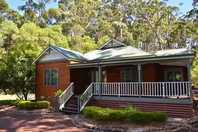 Image de Grande maison de 4 chambres à coucher avec terrasse extérieure divertissante offrant spa et four à pizza