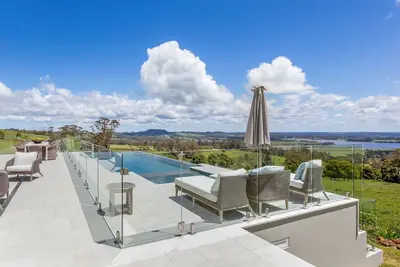 Image de Grande maison familiale de style Hamptons avec une vue imprenable