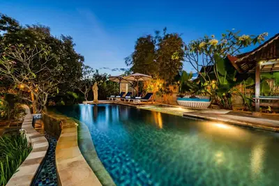 Image de Maison de style balinais avec piscine publique, proche de la plage aux champignons (Dlx)